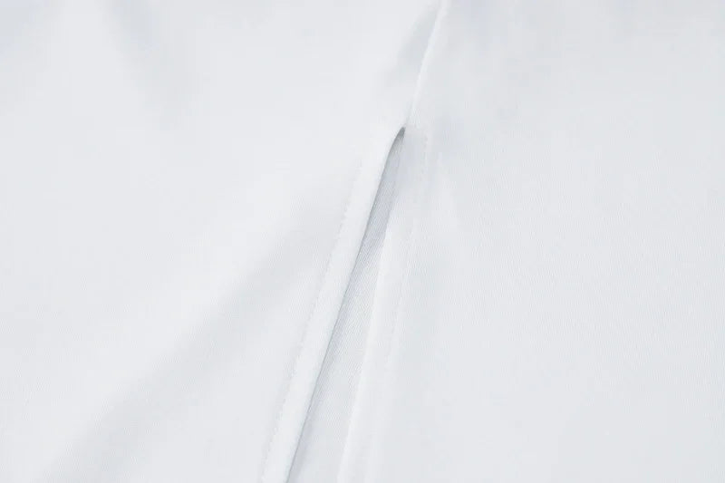 Robe blanche à col en V avec rayures latérales - Parfaite pour les rendez-vous décontractés