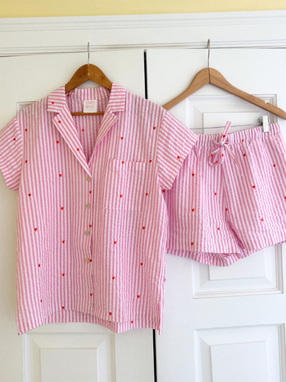 Love in Stripes Sommer-Urlaubsoutfit für Damen mit Shorts und Shirt in lockerer Passform