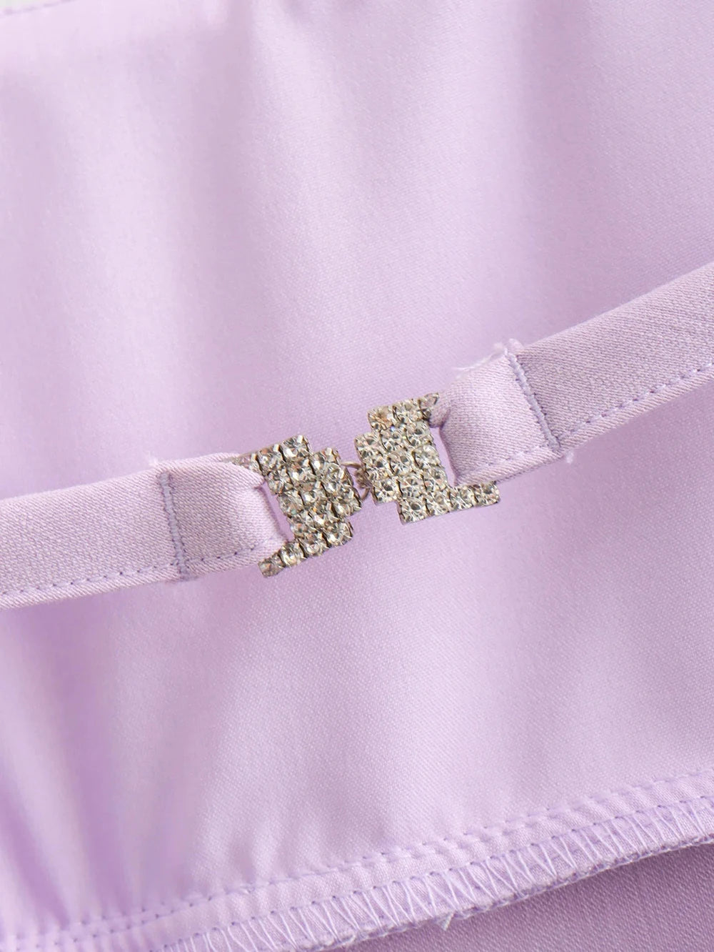 Elegantes, fliederfarbenes Minikleid mit eckigem Ausschnitt