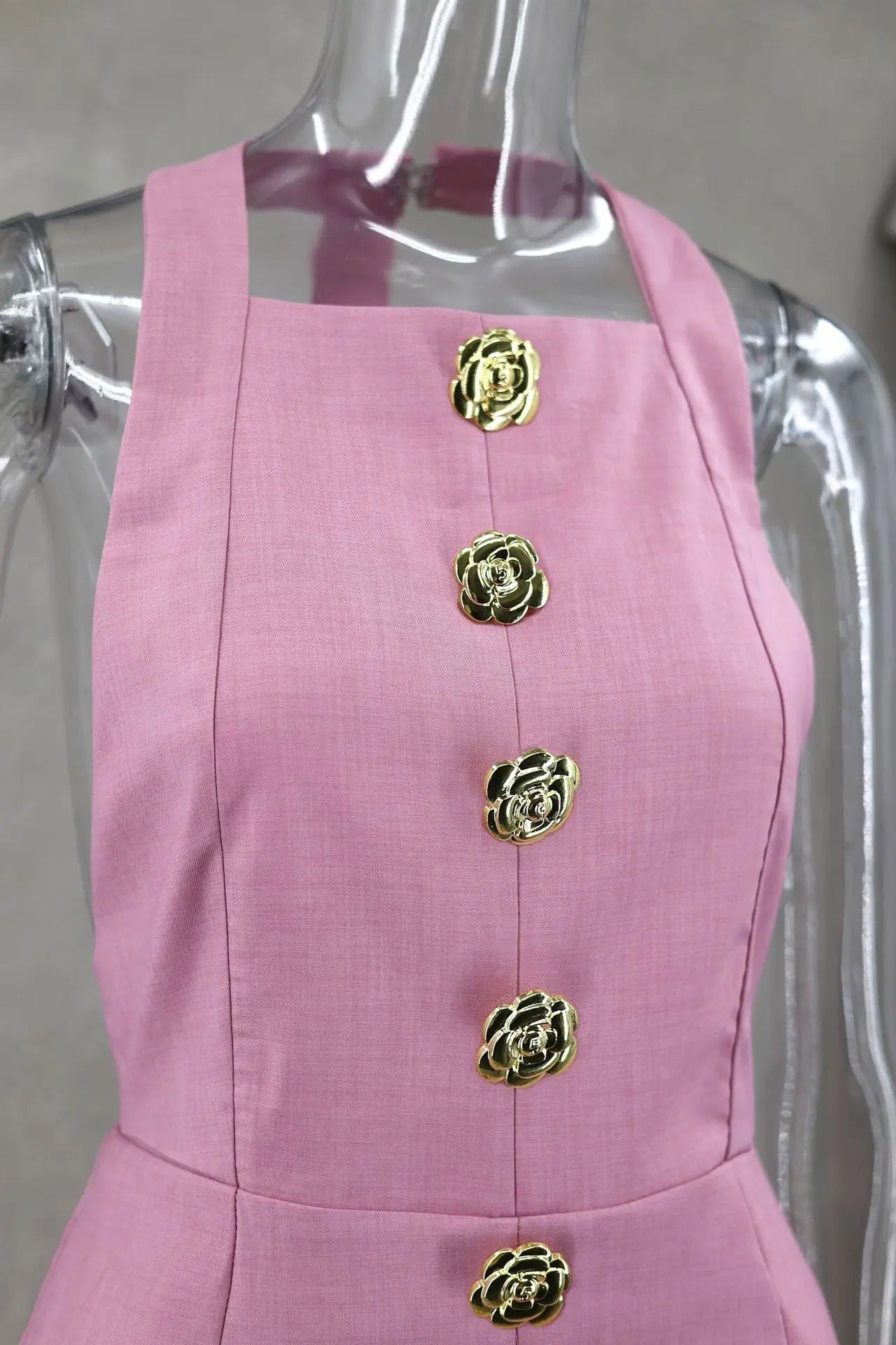 Elegantes rückenfreies Neckholder-Minikleid in A-Linie für Damen im Sommer mit ausgefallenen Knöpfen