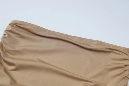 Sommerliches ärmelloses Crop-Top und Maxirock mit geraffter Taille im figurbetonten Stil