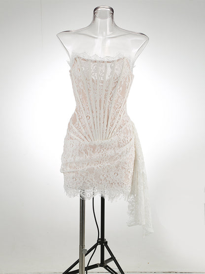 Mini-robe corset drapée en dentelle élégante avec queue 