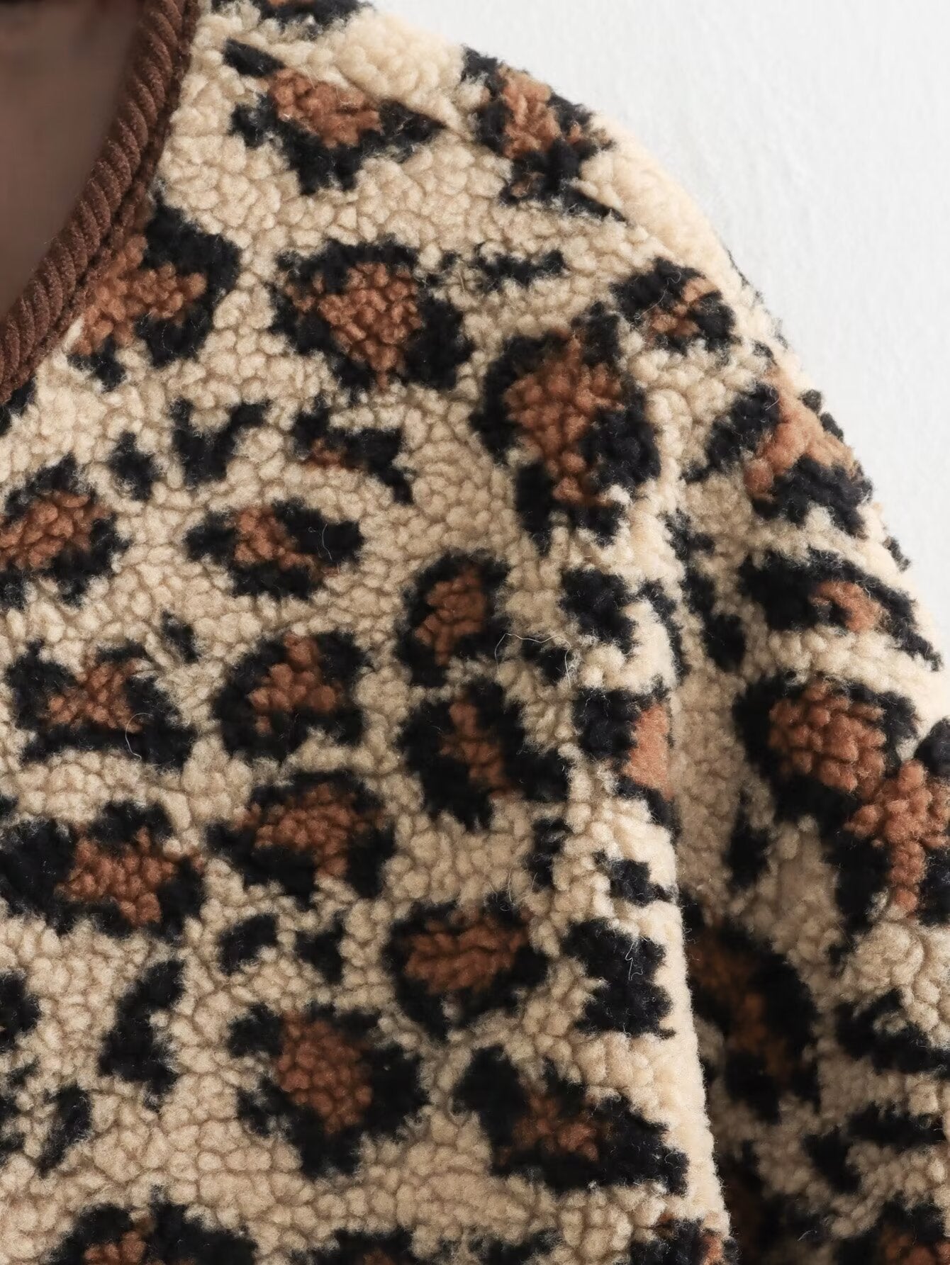 Übergroße Plüsch-Strickjacke mit Leopardenmuster für Damen