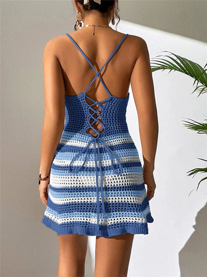 Gestricktes, gestreiftes Sommer-Strandkleid mit ausgeschnittenem Knoten