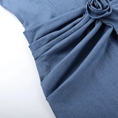 Jeansblaues, figurbetontes Wickelrock-Minikleid mit Blumenapplikationen für Damen