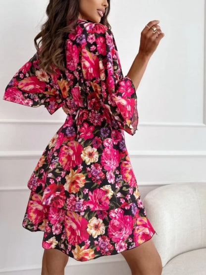 A-Linien-Kleid mit Blumenmuster und tiefem Ausschnitt und Kimonoärmeln