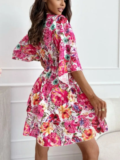 A-Linien-Kleid mit Blumenmuster und tiefem Ausschnitt und Kimonoärmeln