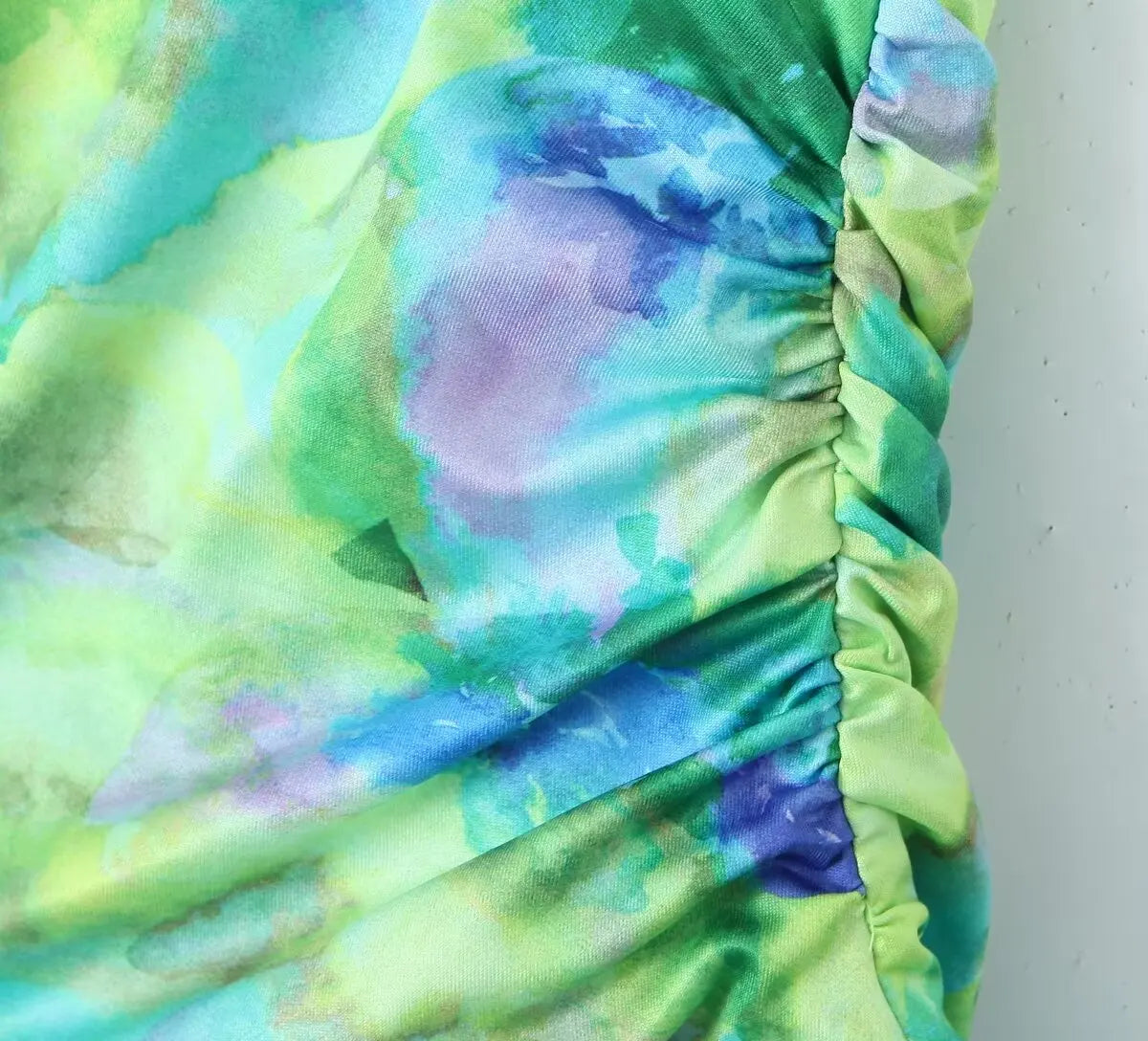 Robe courte à imprimé vert abstrait et col bénitier