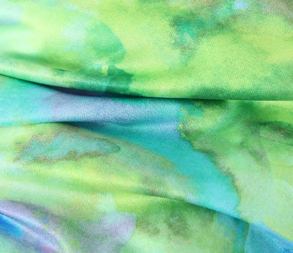 Robe courte à imprimé vert abstrait et col bénitier
