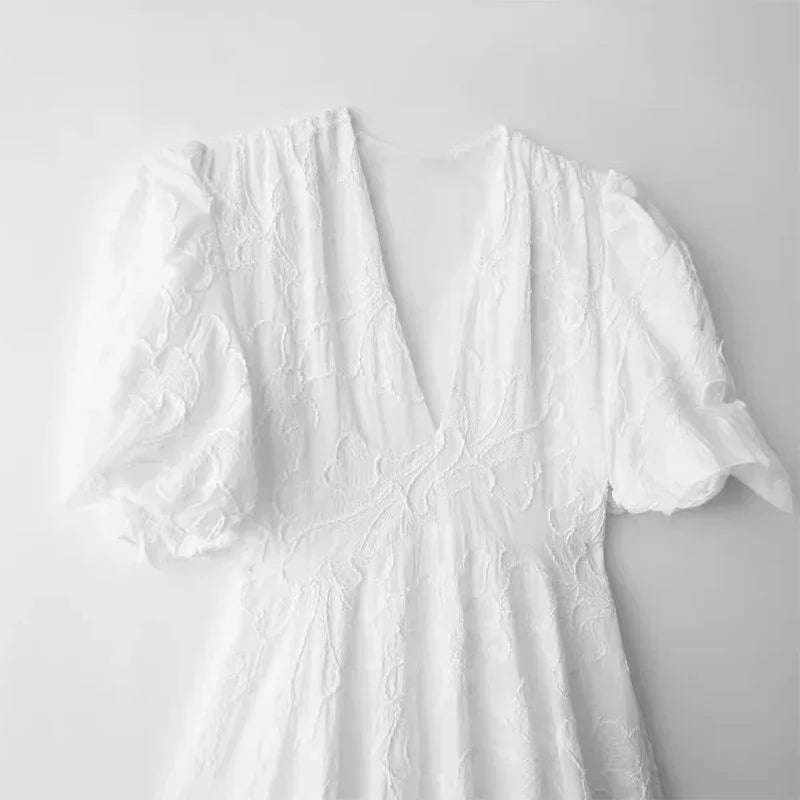 Sommerliches besticktes A-Linien-Kleid mit Puffärmeln