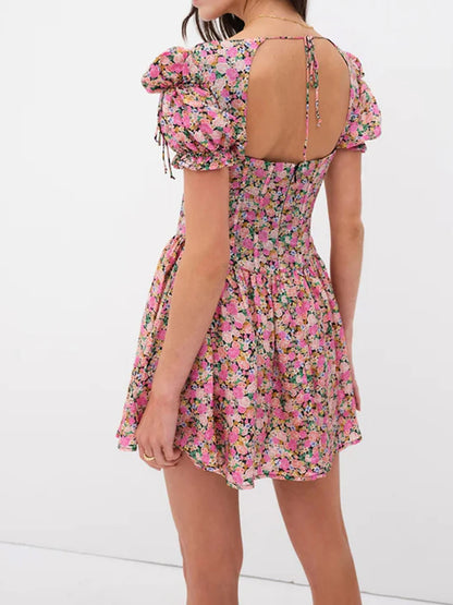 Sommer Damen Fit &amp; Flare Minikleid mit Blumendruck, V-Ausschnitt und Bindeapplikationen