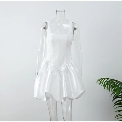 Elegantes weißes Babydoll-Kleid aus Satin für Frühlingshochzeiten