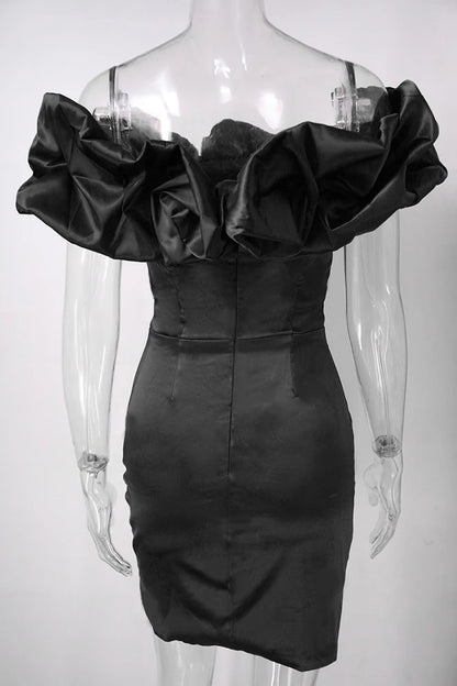 Mini-robe tube élégante en satin à volants et épaules dénudées