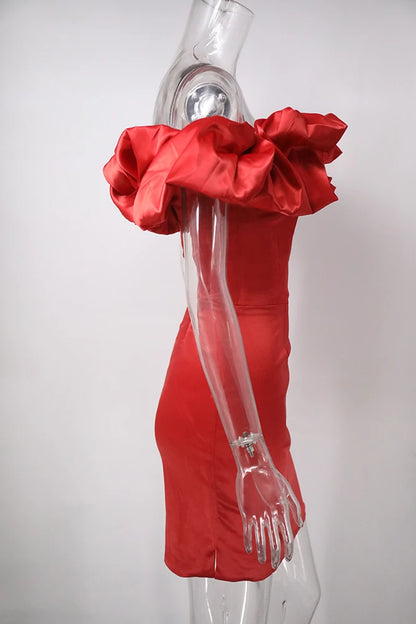 Mini-robe tube élégante en satin à volants et épaules dénudées
