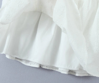 Robe en dentelle à œillets floraux pour les mariages d'été