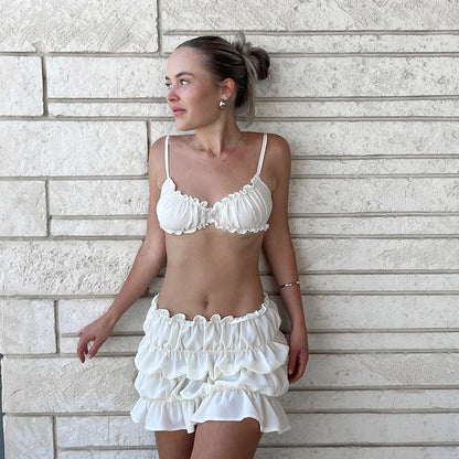 Mini-jupe et camisole froncées transparentes pour les plaisirs de l'été