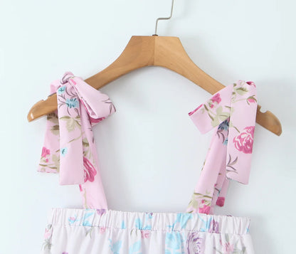 Kleid mit Blumenmuster und Bindebändern an den Schultern für den Sommer – Sommerkleid mit Stufen-Camisole