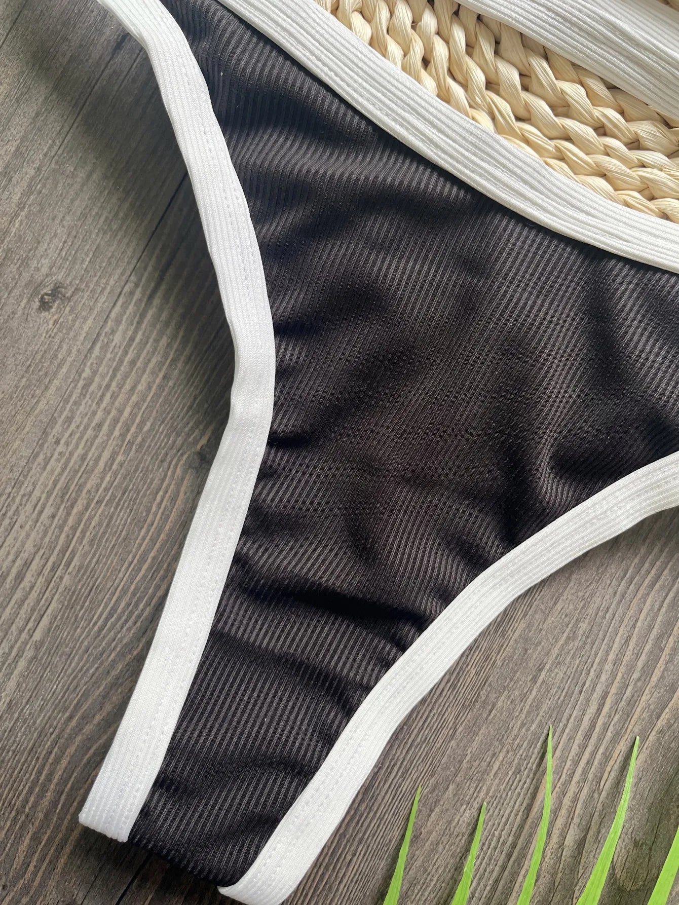 Ensemble bikini triangle noir et blanc - Idéal pour les aventures estivales