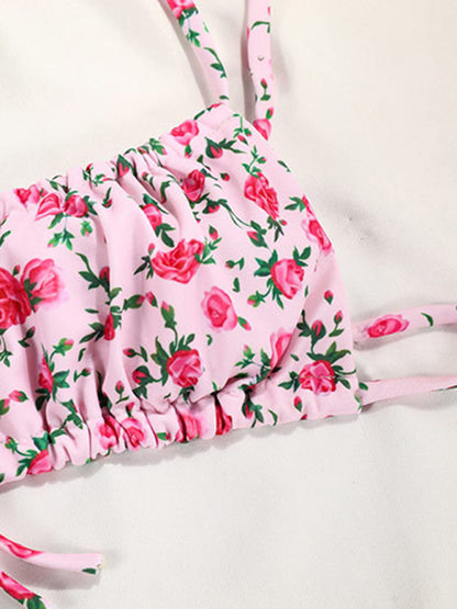Zweiteilige Bademode mit Blumenmuster und Riemchen – eckiger BH und Bikini zum Binden an der Seite