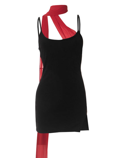 Zweiteiliges schwarzes, figurbetontes Minikleid und roter Schal
