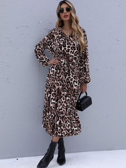 Robe mi-longue à manches longues et volants étagés à imprimé léopard