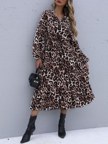 Robe mi-longue à manches longues et volants étagés à imprimé léopard