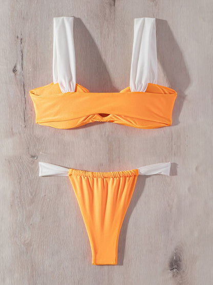 Bügelloser BH in Kontrastfarbe und Micro-Bikini-Badeanzug – zweiteilige Bademode