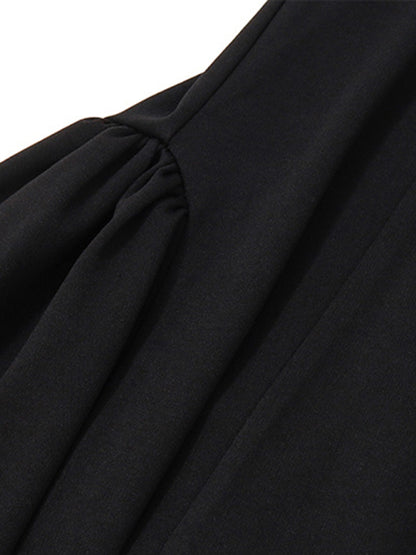 Petite robe noire élégante à épaules dénudées et trapèze